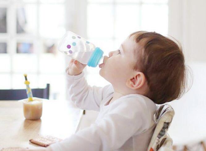 如何选择给宝宝喝的水？看完知道了吗？