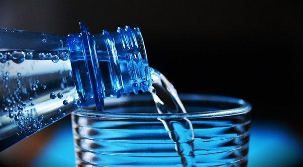 20块钱一瓶的水是不是智商税 自来水加工的瓶装水能喝吗？