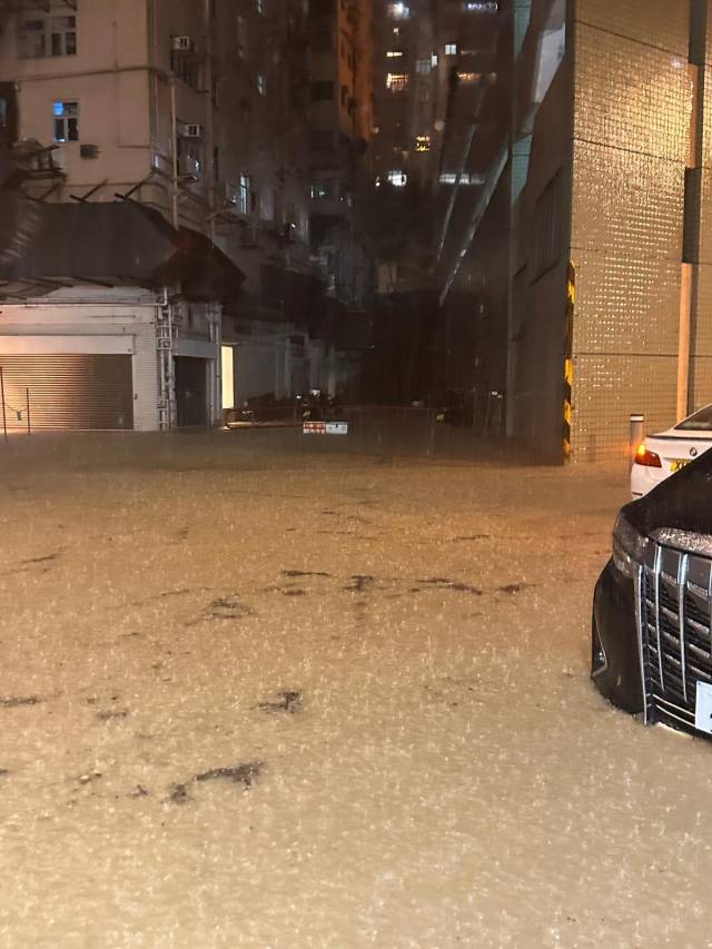 香港发出黑色暴雨信号！多地水浸车辆被淹 有市民被水围困