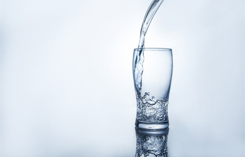 长期喝纯净水会导致身体缺钙？不实！