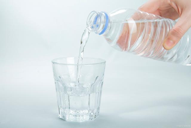 健康生活：水的重要性和充分饮水的好处