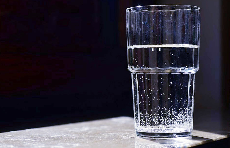 嗓子疼时喝什么水有用？要喝电解质水吗？