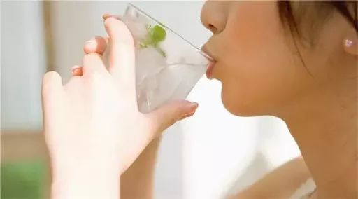 10个不起眼的喝水习惯 正在“偷走”你的健康！
