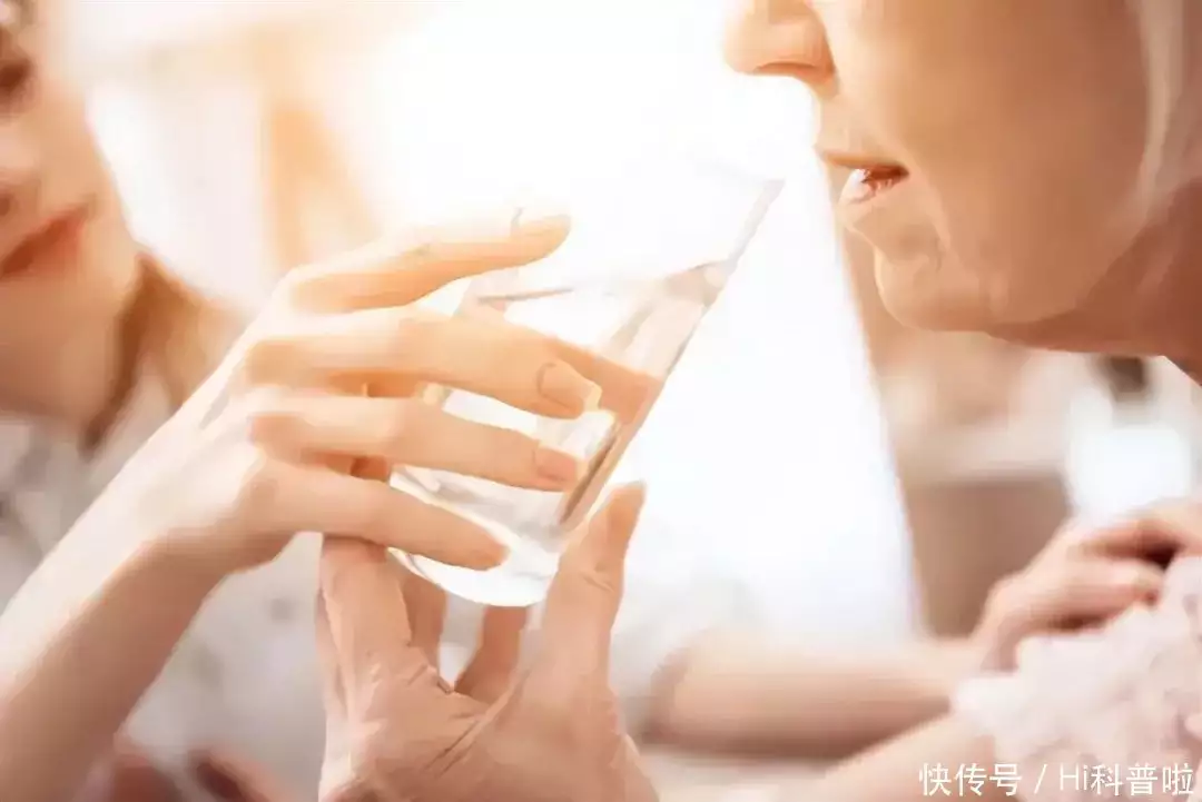 惊人研究揭示：饮水与衰老之间的惊人关联