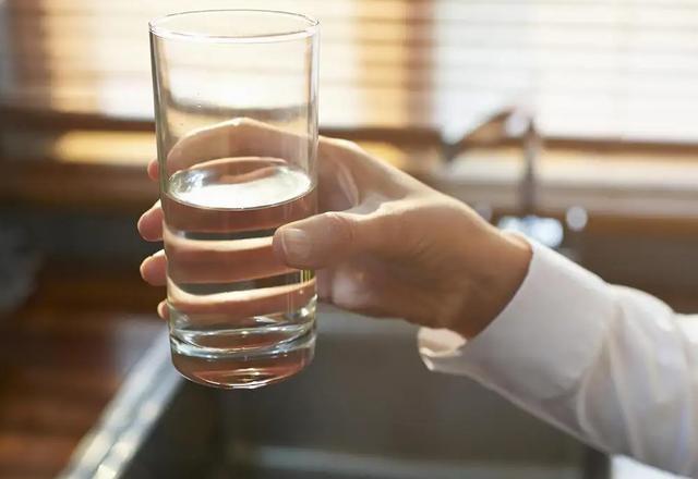 睡前不喝水 血液会黏稠？每天的最后一杯水 你得这么喝！