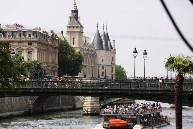 奥运在即 巴黎密切监测塞纳河水质