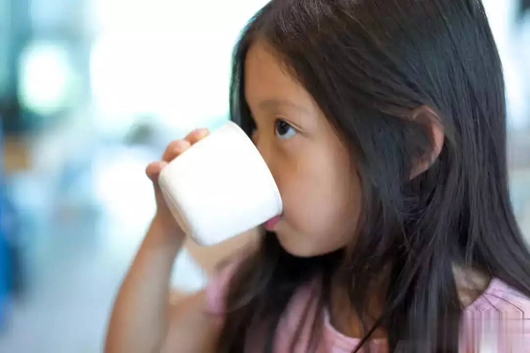 夏季饮水指南：何时补水最适宜？掌握正确的喝水时机