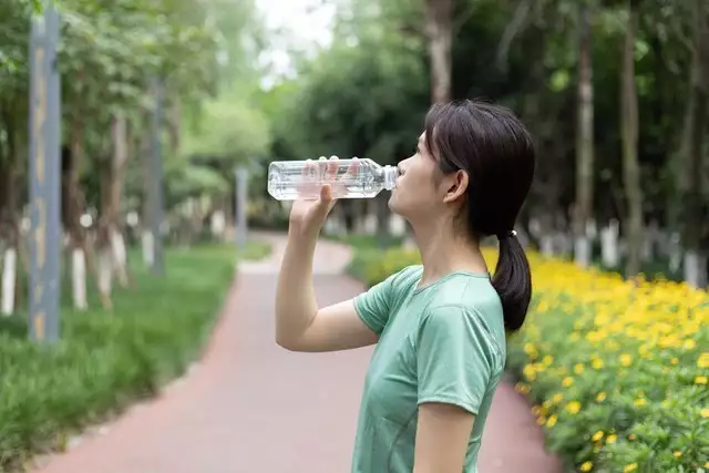 每日饮水量是否越多越好？揭秘健康饮水的科学之道