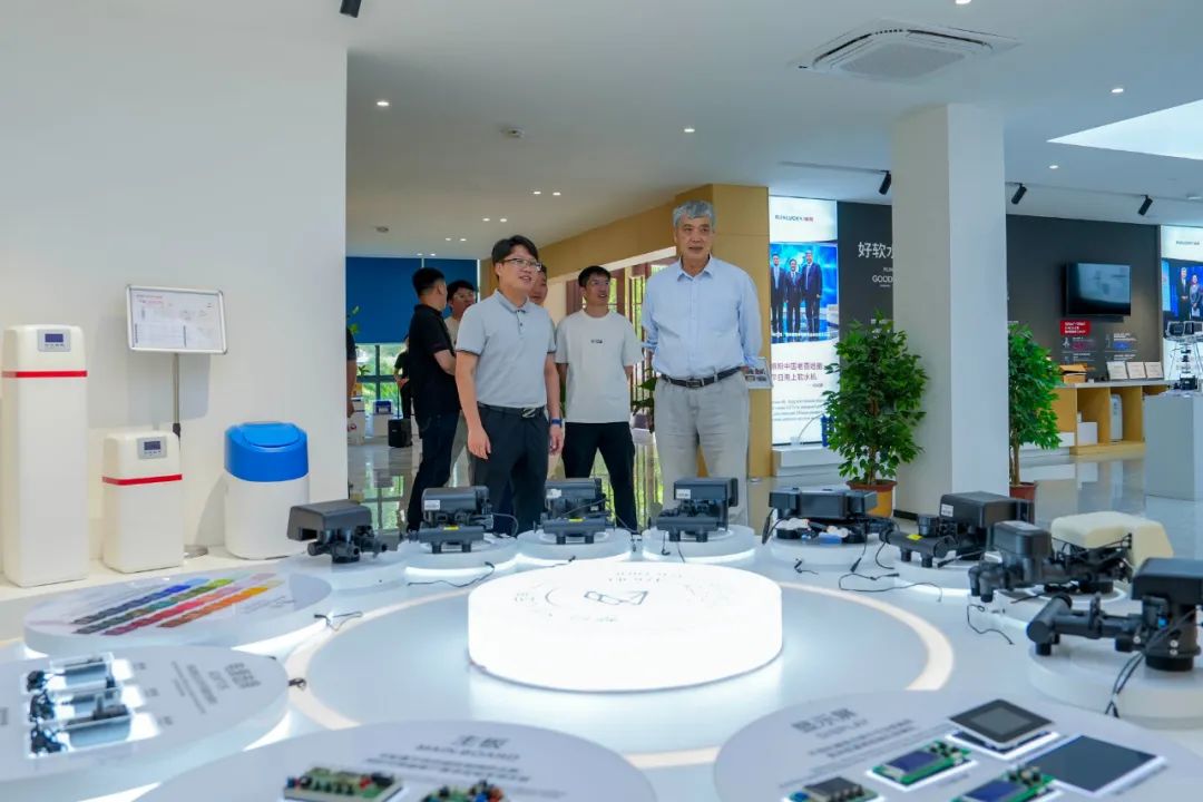 温州市山福镇政府与商会代表莅临润莱参观考察