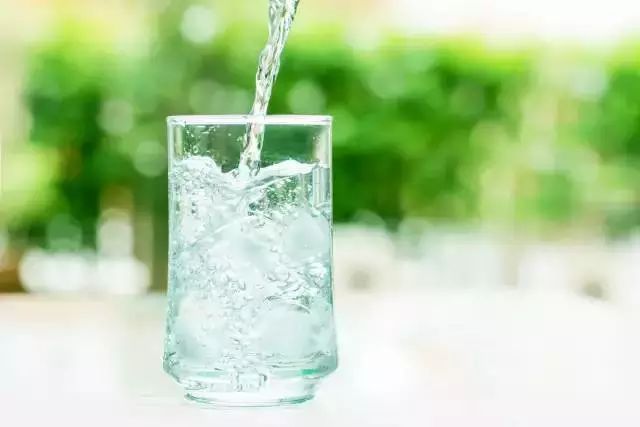 天然矿泉水、自来水、纯净水…夏天喝水哪种更健康？