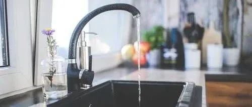 烧水有“水垢”的水喝了会怎样？结果很多人没想到…