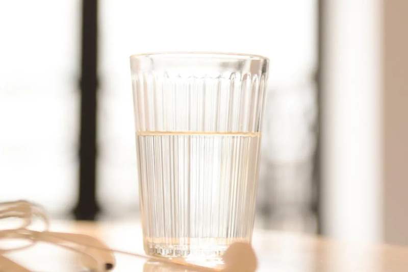 盛夏易渴 晚上睡前喝水是否有益健康？医生点名这4类人