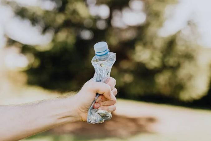 塑料瓶一晒就致癌？一文讲清夏天车里的水到底能不能喝