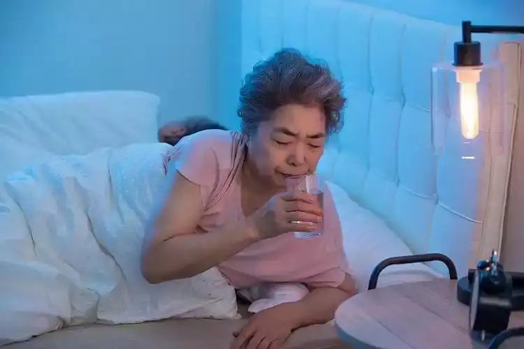 老年人起床后的正确饮水及健康管理指南