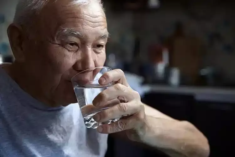 老年人起床后的正确饮水及健康管理指南