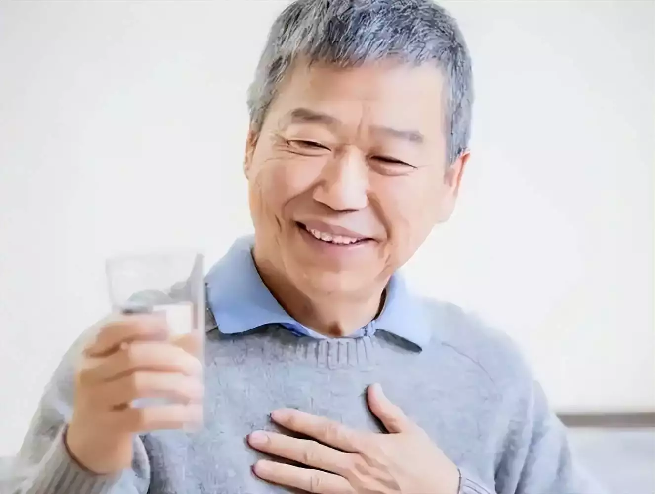 老年人起床后的正确饮水及健康管理指南
