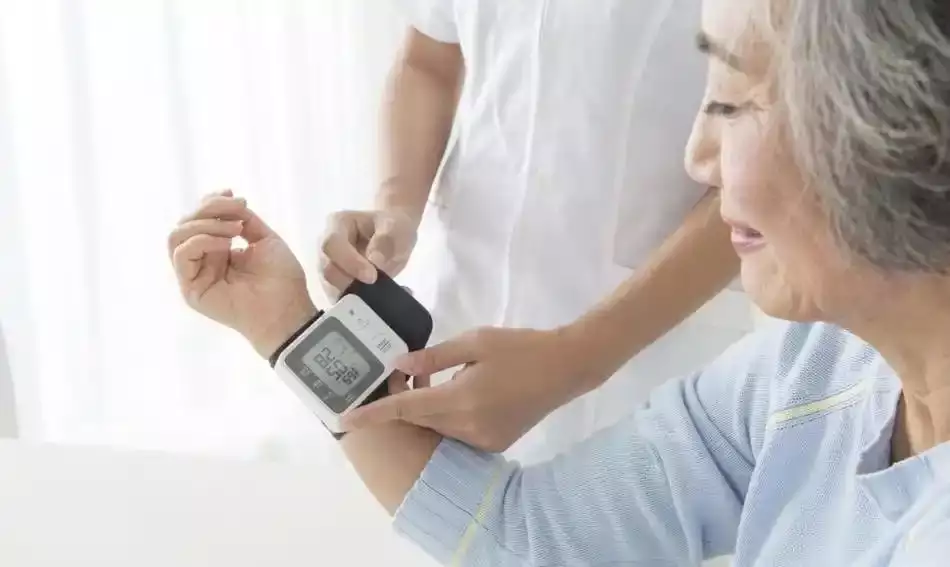 老年人起床后的正确饮水及健康管理指南