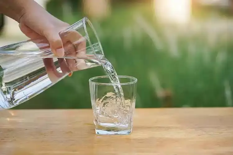 睡前大量饮水的潜在健康风险