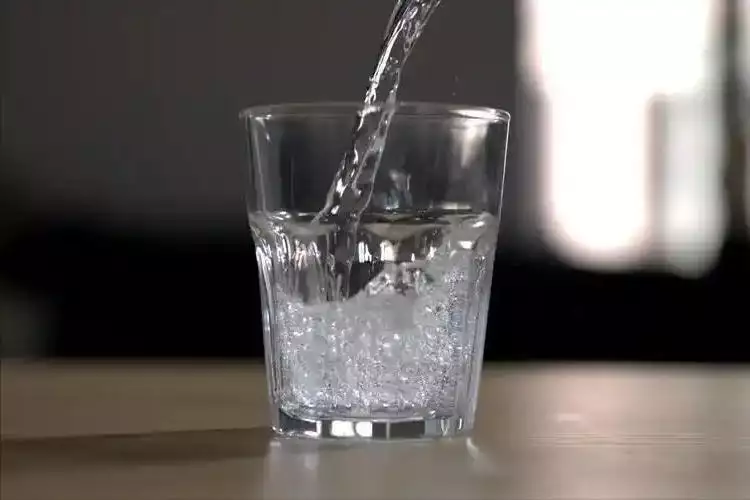 睡前大量饮水的潜在健康风险 睡前大量饮水的潜在健康风险