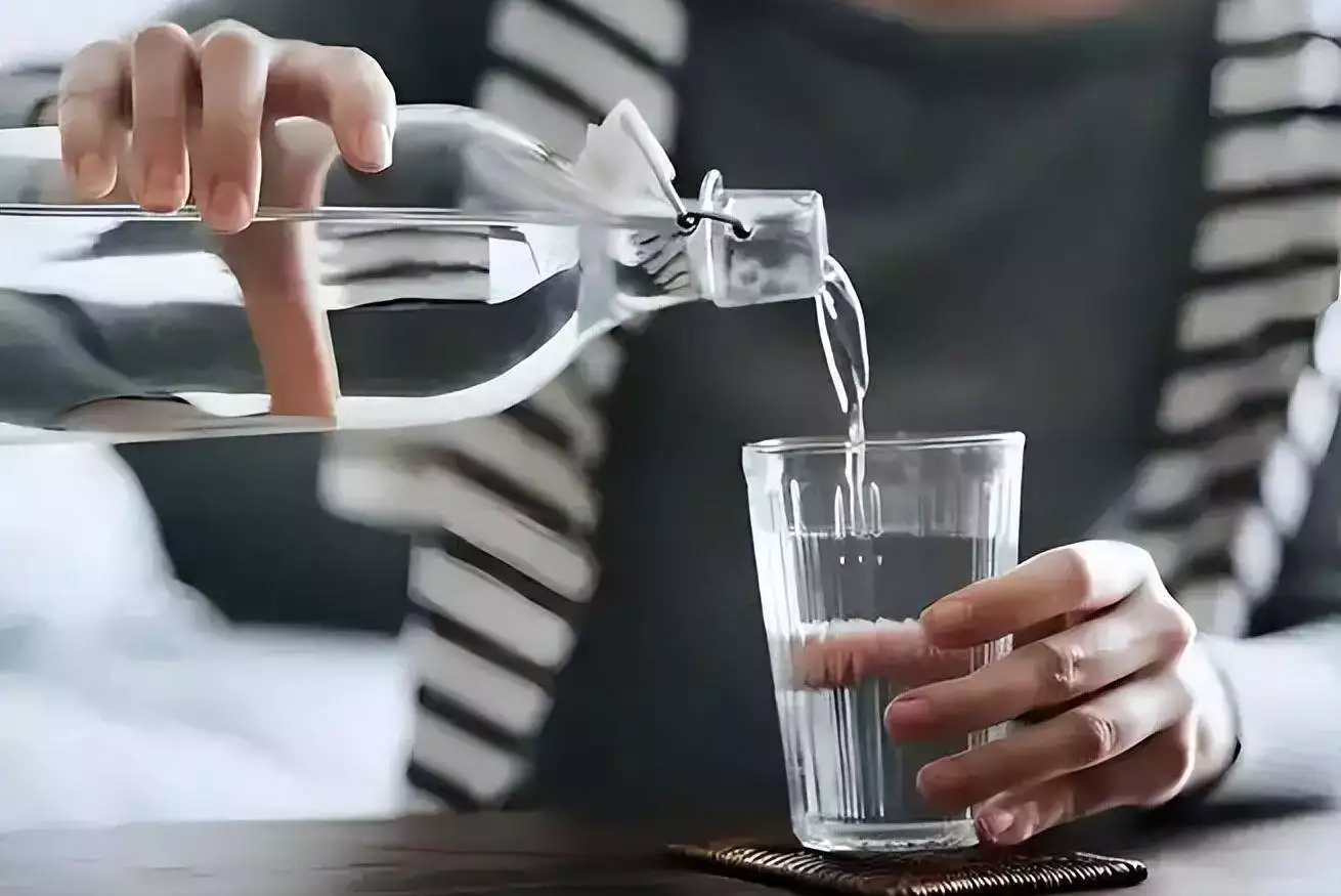 睡前大量饮水的潜在健康风险